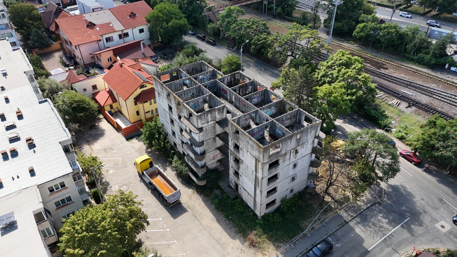 Bloc ,,detonat", în Pitești! Imaginile momentului au fost făcute publice