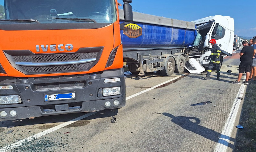 Scene de coșmar pe șosea! Carambol cu două TIR-uri și autoturisme