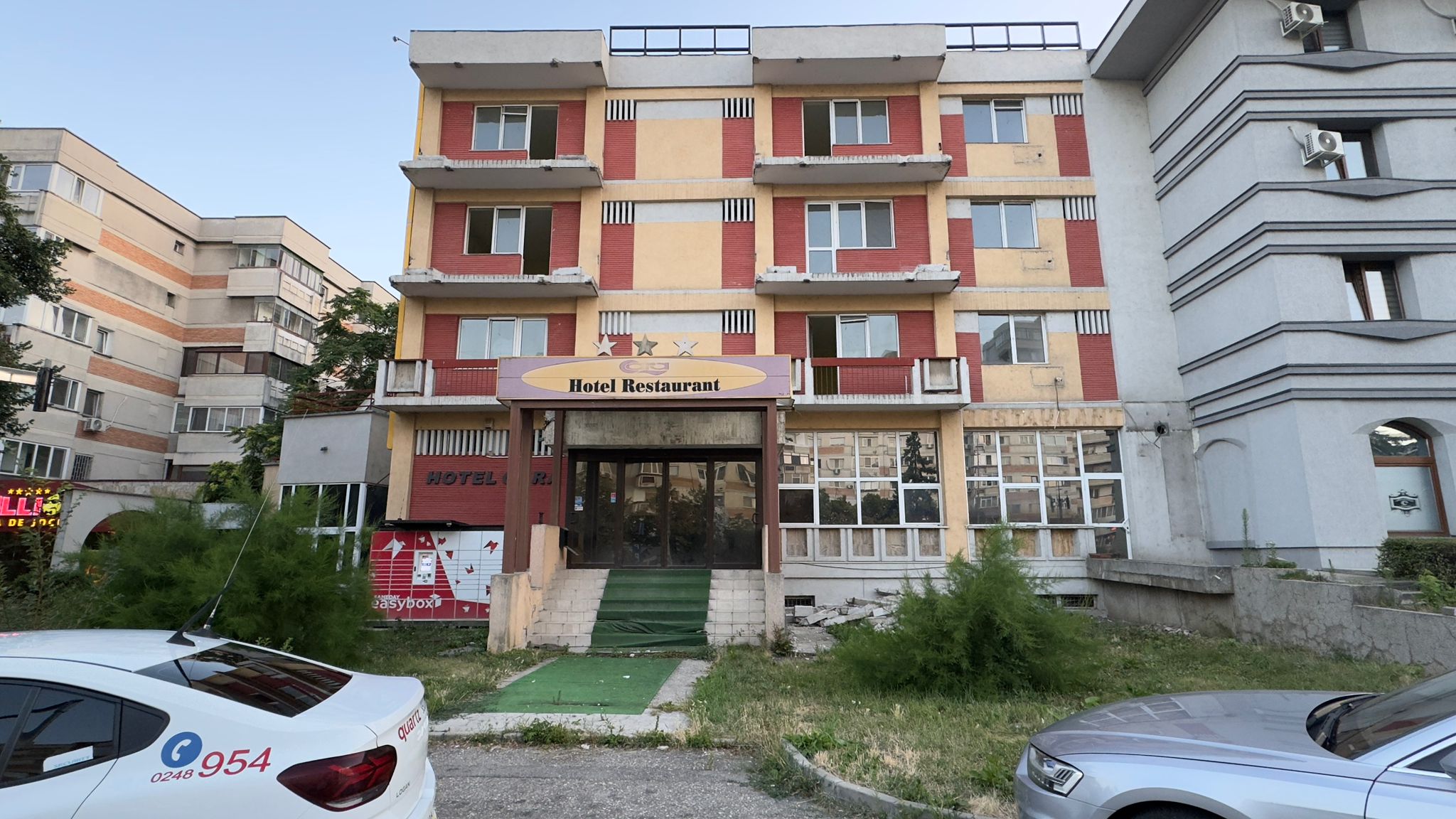 Pitești. Prăbușirea unui hotel celebru dintr-o zonă ultracentrală! De la lux la degradare! - Exclusiv