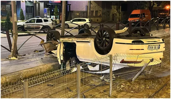 Mașină făcută praf după ce a urcat pe refugiul de tramvai și s-a răsturnat – Video