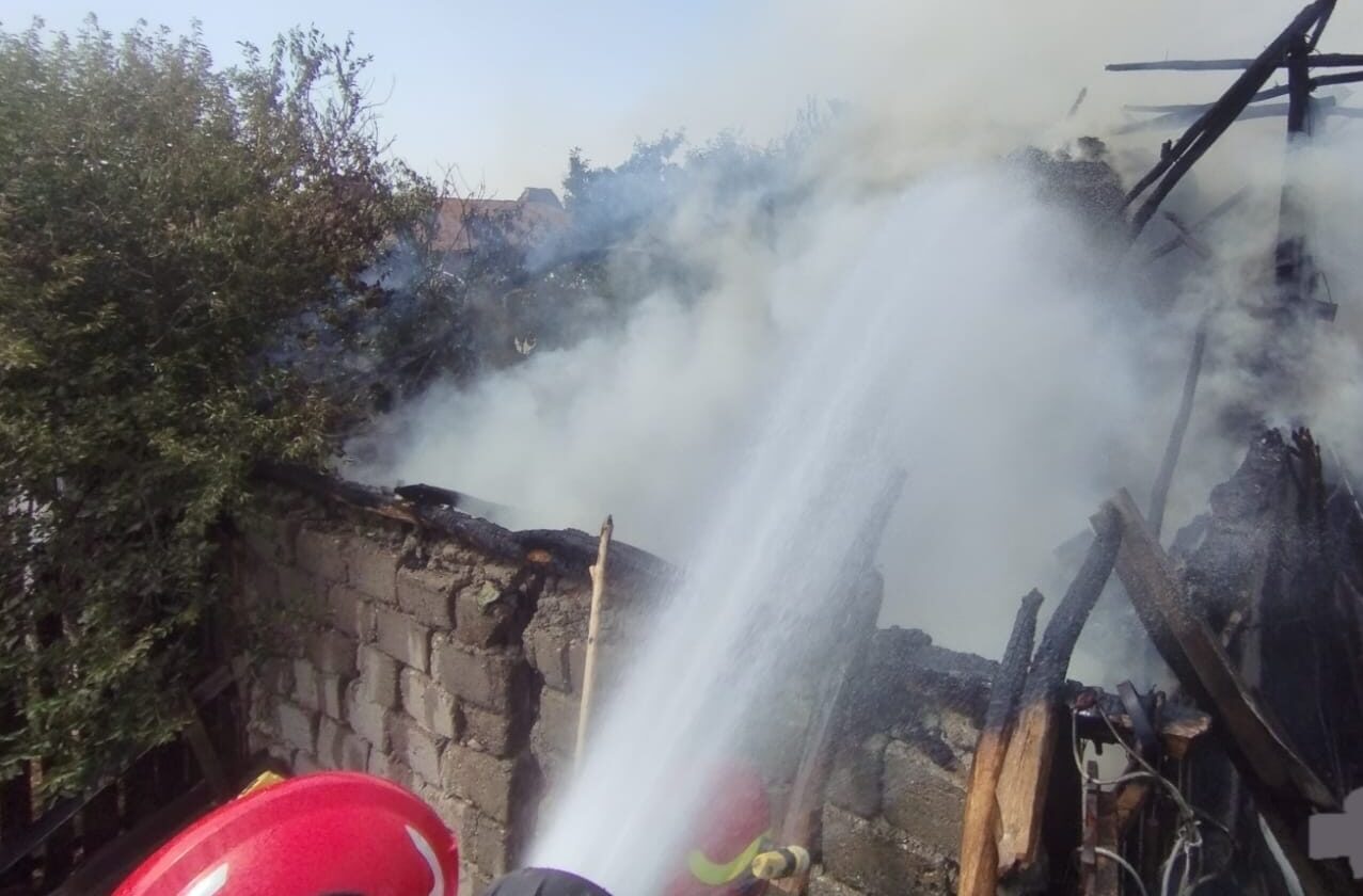 Argeș: Arde violent! Pericol major de propagare