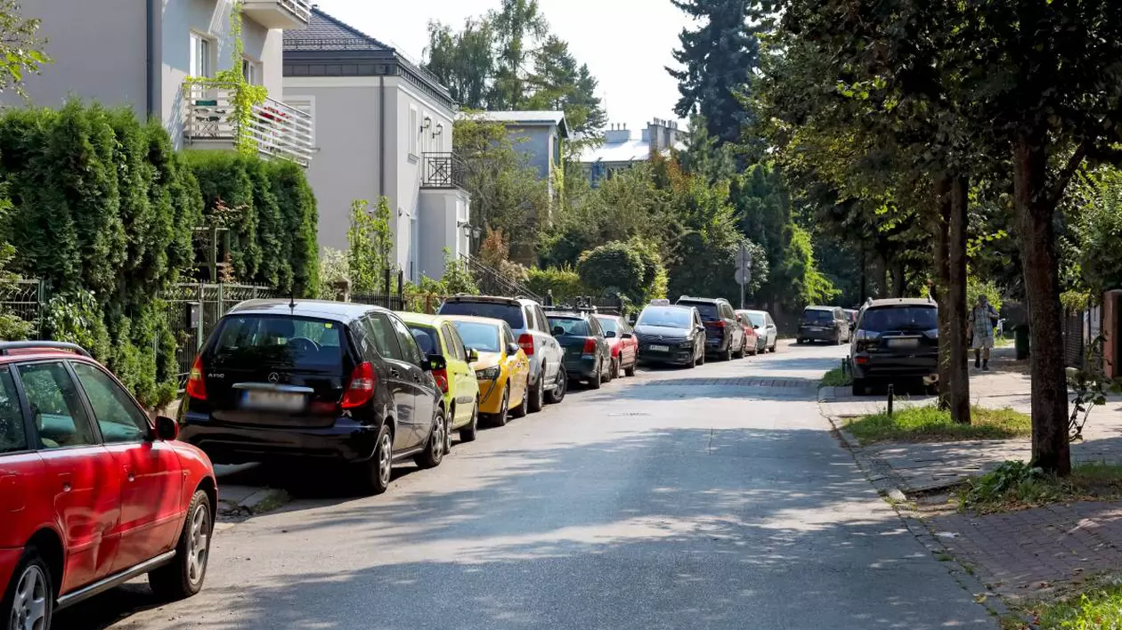 Codul Rutier 2025: Cât te costă parcarea pe trotuar și când e permisă legal