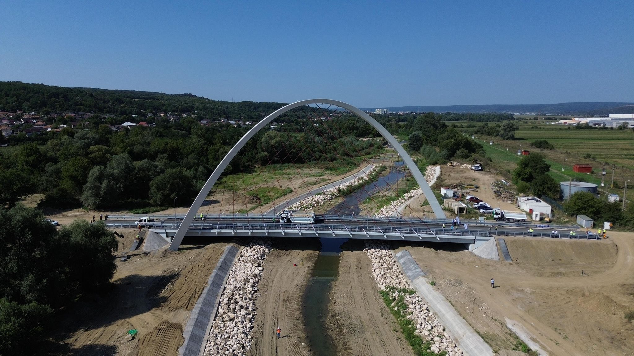 Podul spectaculos din Argeș a trecut testul mastodonților de 120 de tone!