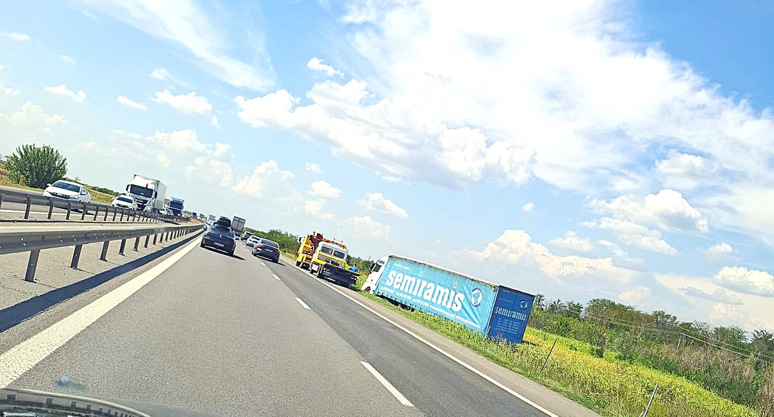 Incident pe autostrada A1: TIR Semiramis a ajuns direct în șanț!