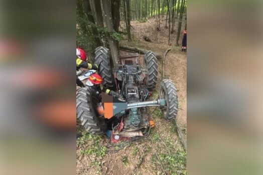 Accident deosebit de grav în Argeș! S-a răsturnat cu tractorul!