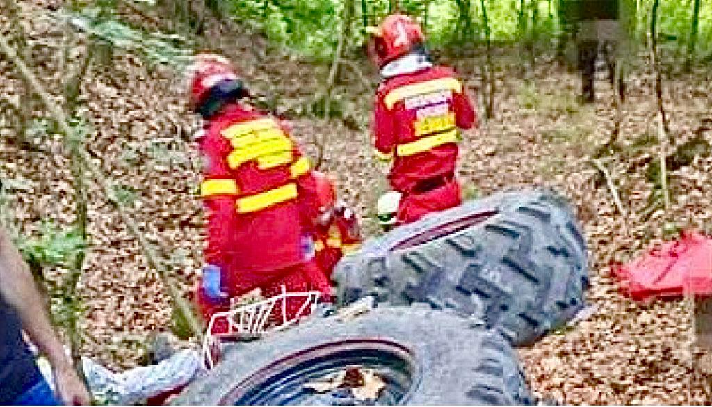 ATV răsturnat în Moșoaia! Echipajele de urgență intervin rapid pentru a gestiona situația.