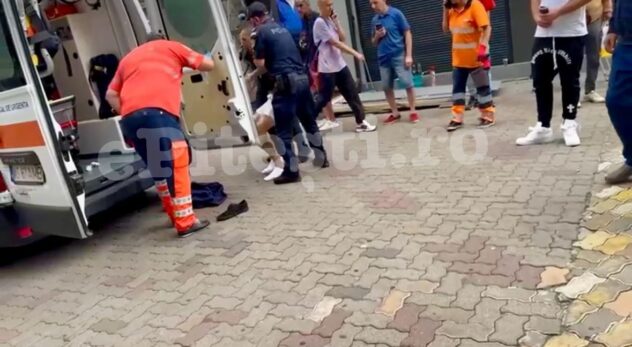 Scene incredibile în Pitești: A urlat la medici, polițiștii l-au „luat pe sus” – Video exclusiv