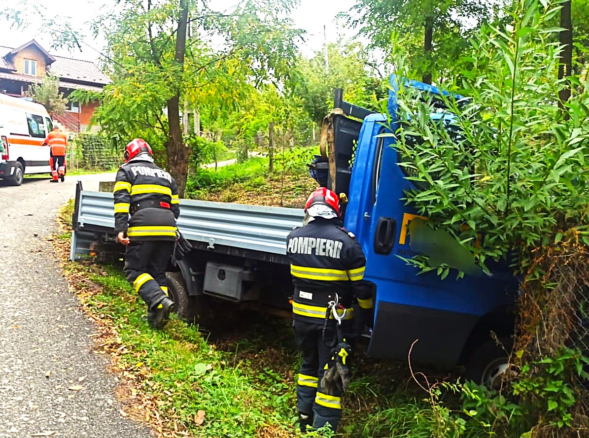 Accident cu victimă în Albeștii de Muscel, Argeș: Autoutilitară ieșită în decor