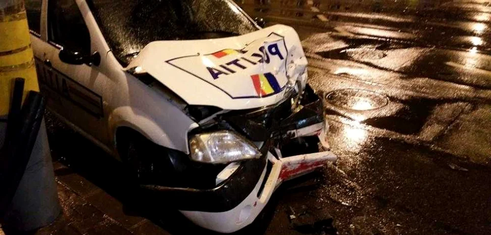 Pitești. Beat, a făcut prăpăd în trafic! A lovit și mașina Poliției