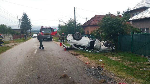 Zi blestemată în Argeș: Din nou accident! BMW răsturnat la Bălilești