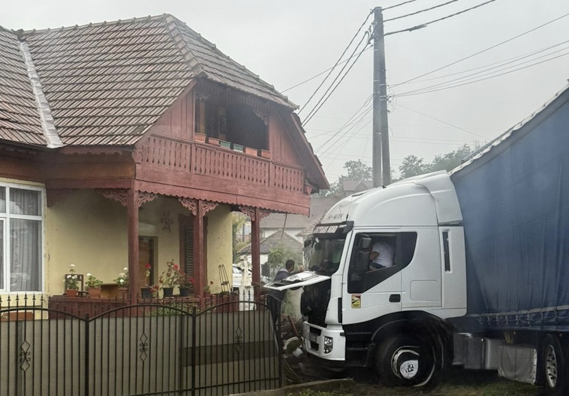 Accident grav pe DN 7: Camion proiectat în gardul unei case