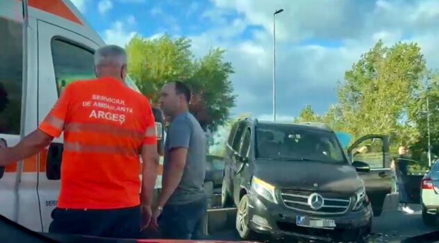 Accident cum rar vezi la intrarea în Pitești! Dubă Mercedes, praf!
