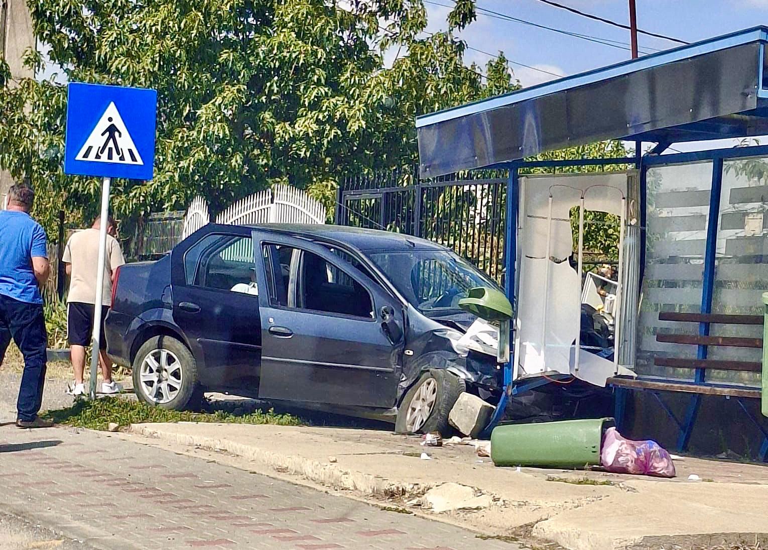 Argeș. Un șofer a intrat cu mașina într-o stație de autobuz!