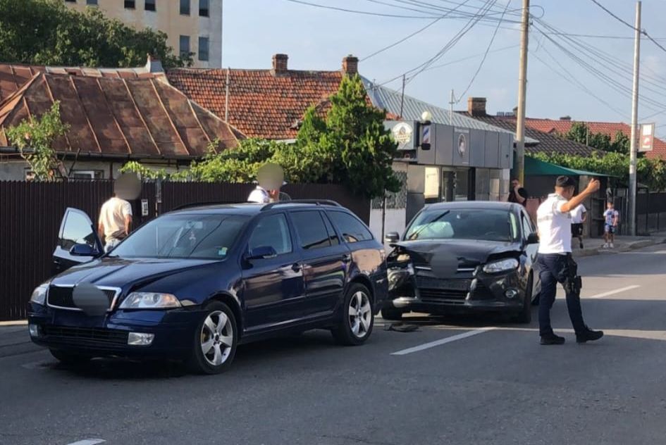 Două mașini s-au ciocnit pe o arteră aglomerată din Pitești