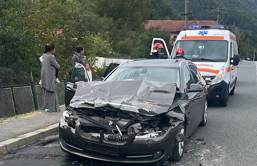 Accident pe DN7 – Valea Oltului: BMW izbit de o autoutilitară cu lemne