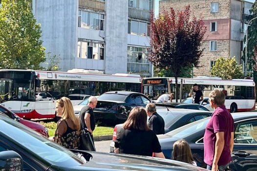 Pitești. A ajuns cu BMW-ul pe scuar!