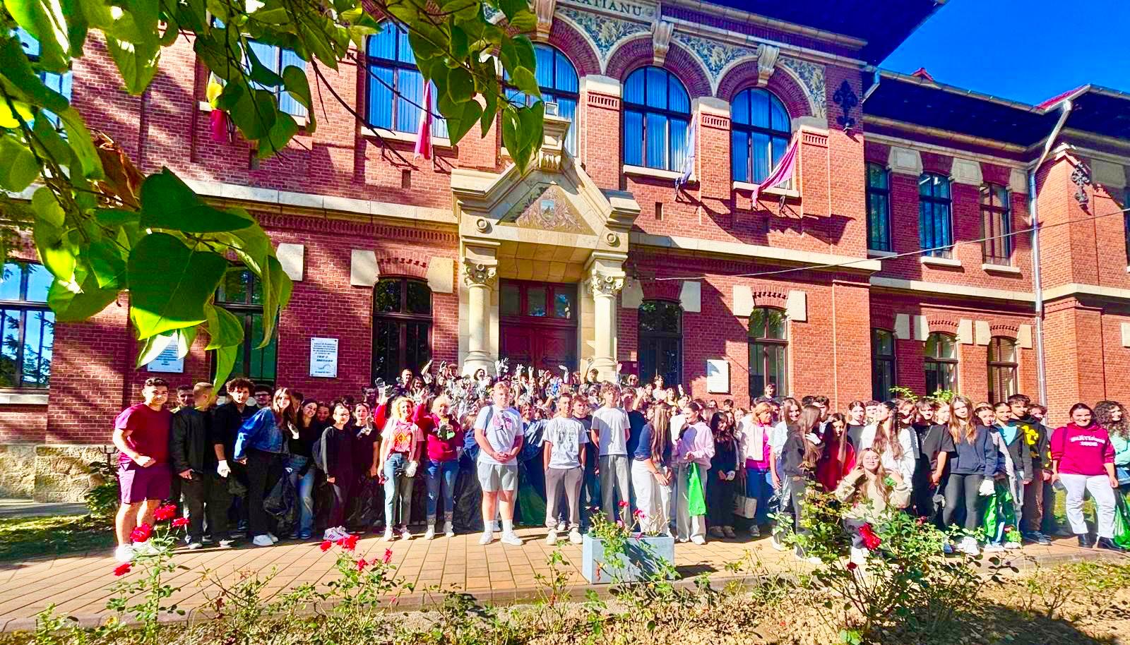 Peste 250 de elevi de la Brătianu s-au mobilizat pentru ecologizare în cadrul Let's Do It, Romania! la Pitești