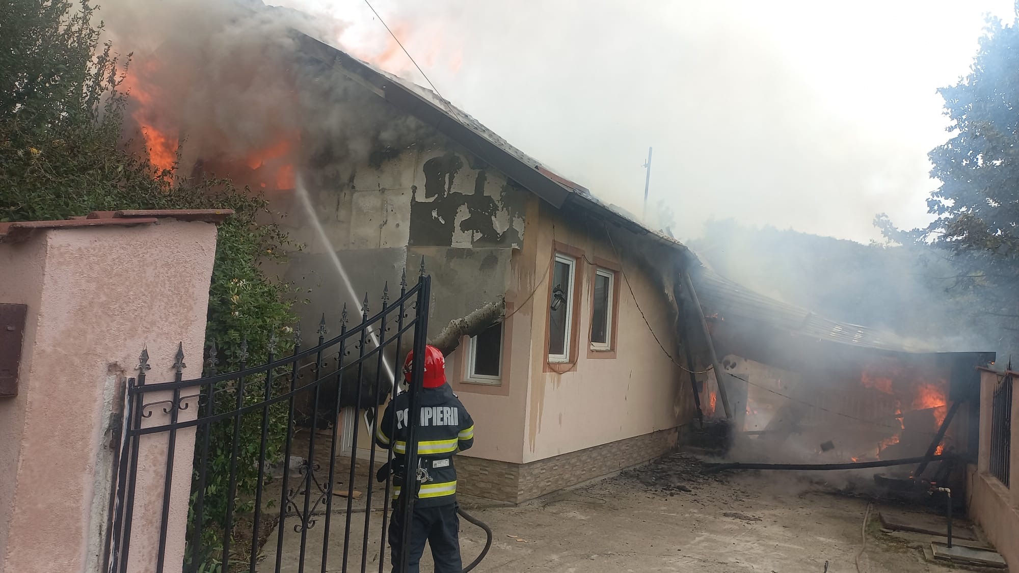Incendiu cuprinde case, femeie de 79 de ani salvată de medici