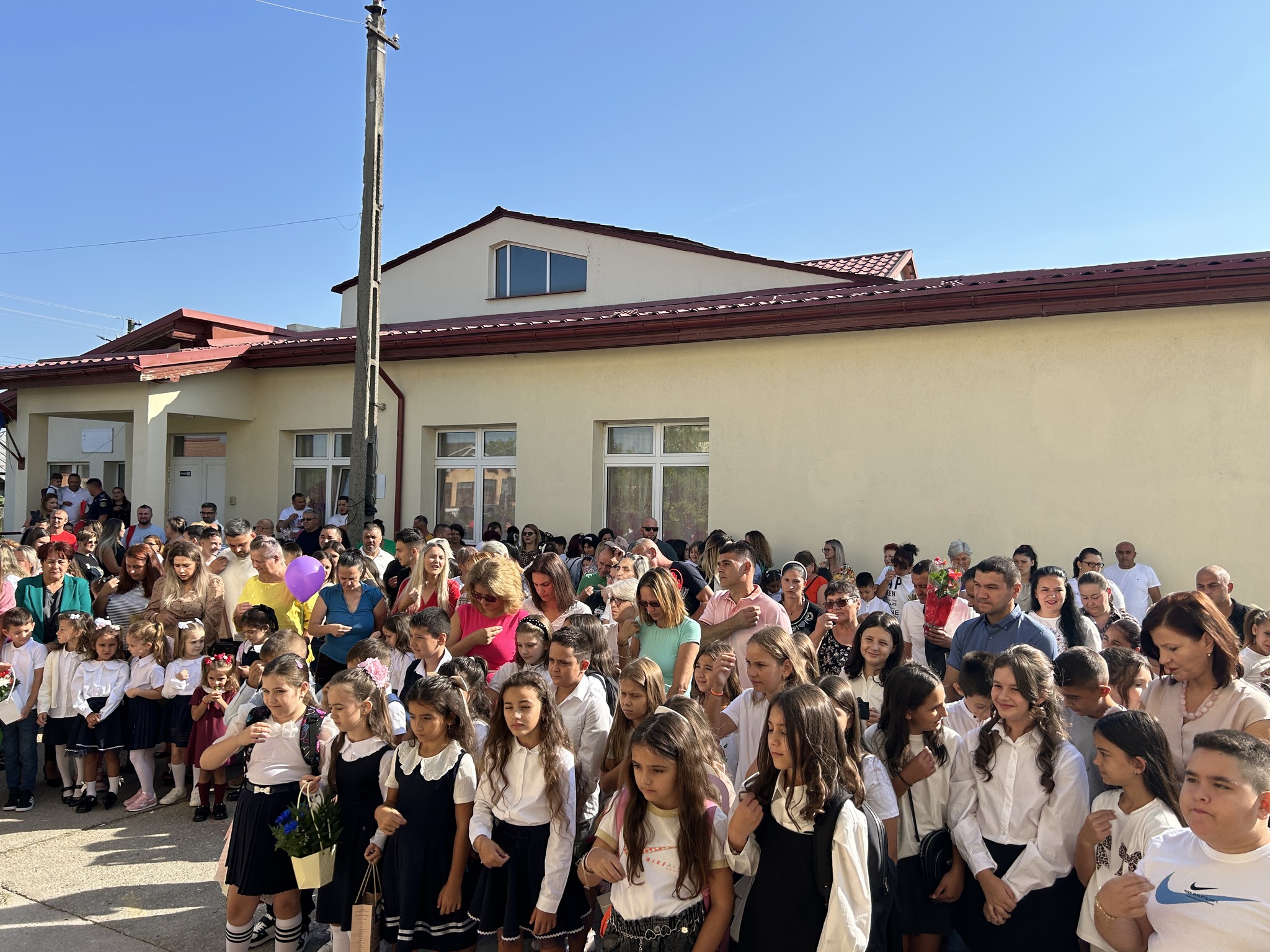 Zi specială la Bradu! Începutul anului școlar a venit cu emoții mari
