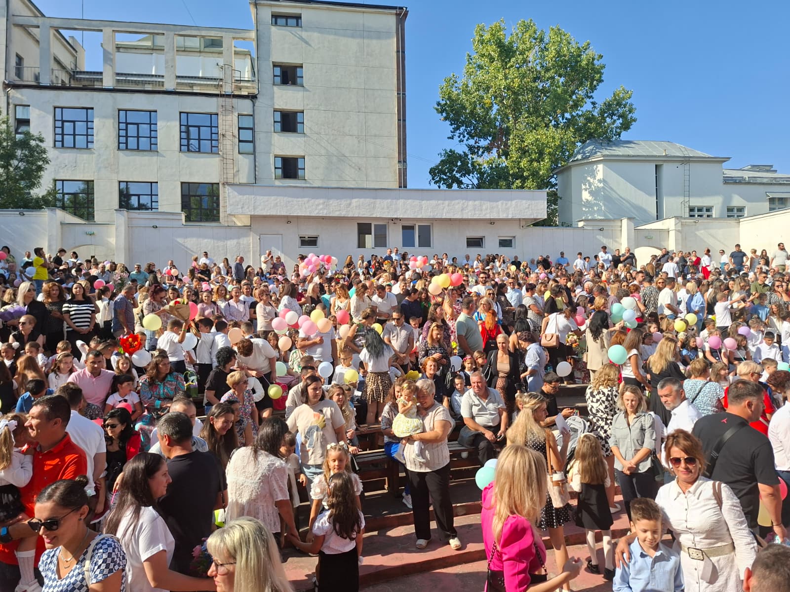 Educația, prioritate la Bradu! Sprijin pentru elevii de la pregătitoare