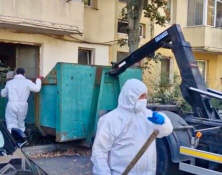 Pitești. Tone de gunoaie scoase dintr-un apartament din Trivale