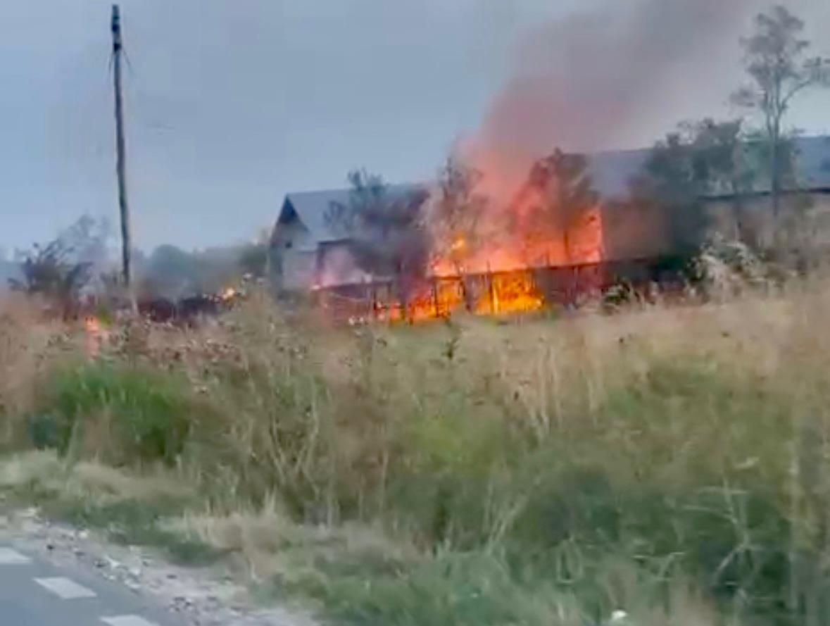 Casă mistuită de flăcări în comuna Buzoiești, sat Bujoreni! Pompierii intervin prompt pentru a stinge incendiul extins.