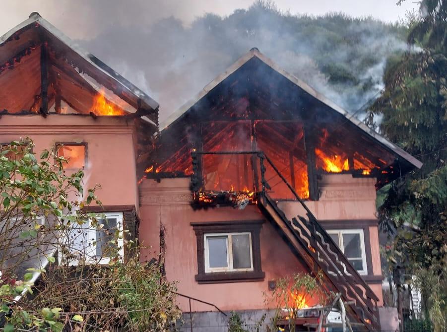 Argeș. Incendiu, ACUM: O familie riscă să rămână fără casă!