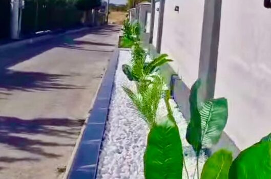 Un piteștean și-a făcut jardinieră „cavou” în fața casei