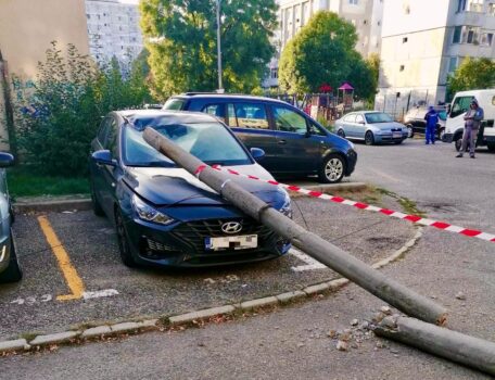 Polițist beat din Constanța, accident grav la Pitești! Stâlp ras, mașină praf