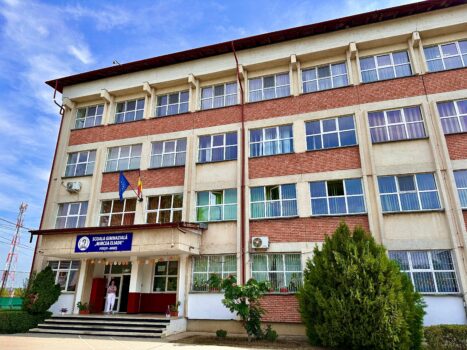 O școală importantă din Pitești angajează! Post pe perioadă nedeterminată