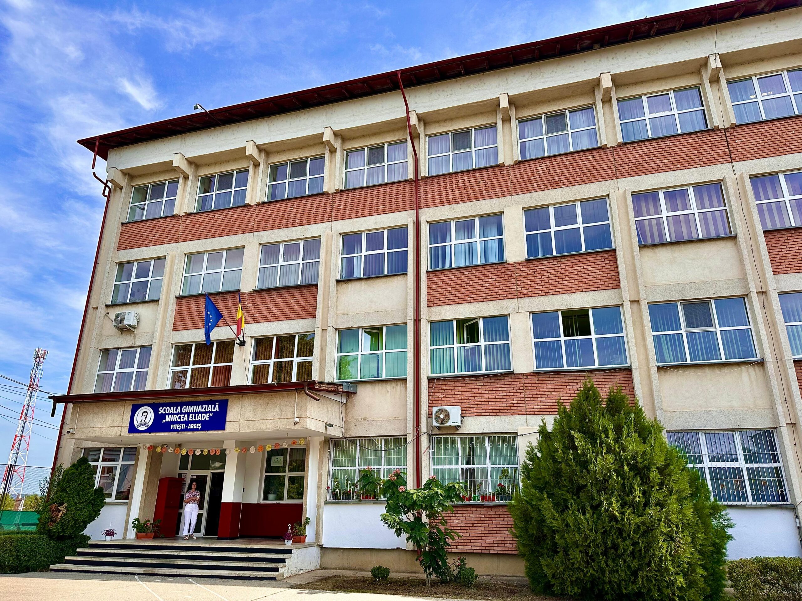 O școală importantă din Pitești angajează! Post pe perioadă nedeterminată