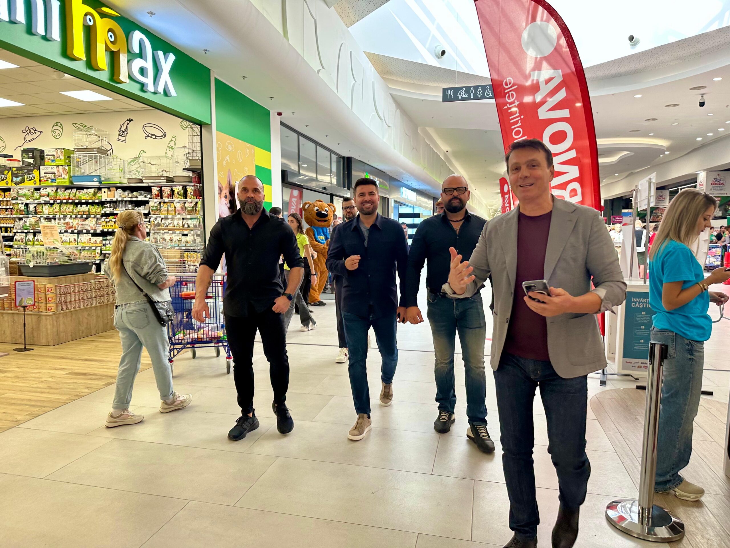 Adrian Mutu, fost jucător la Chelsea și naționala României, vedetă la deschiderea supermarketului La Cocoș Pitești!
