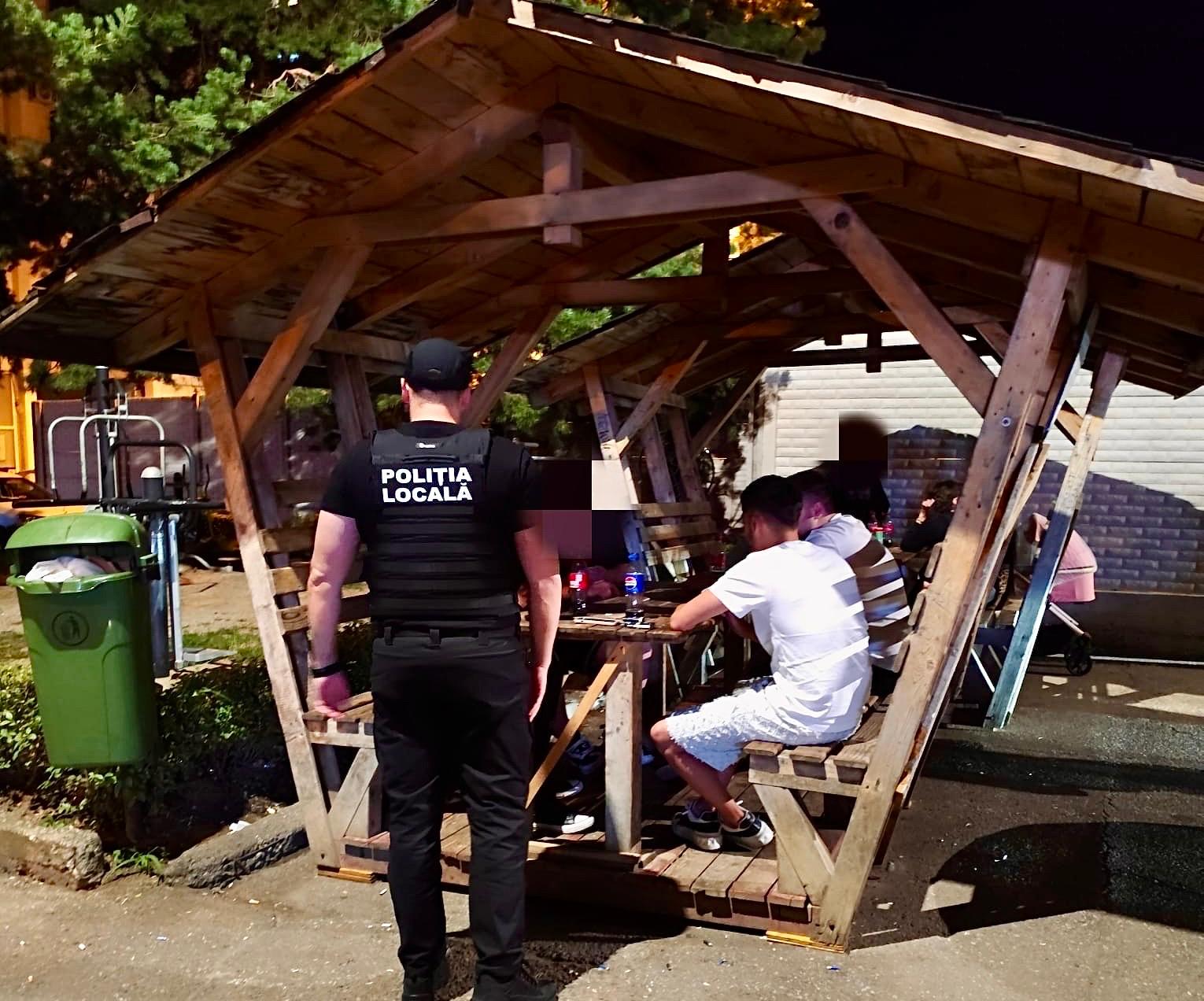 Pitești. Scandalagii și fumători amendați pe loc de Poliția Locală