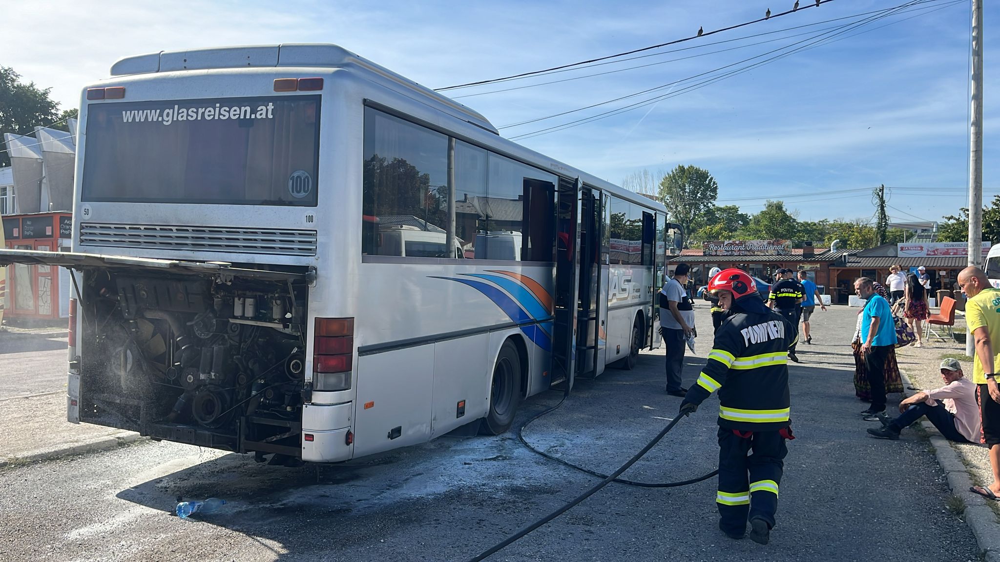 Autocar cuprins de flăcări