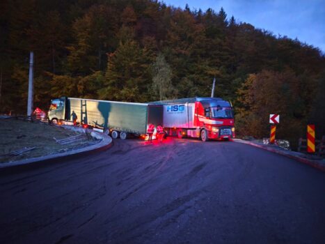 Câmpulung–Brașov, blocat complet: 2 TIR-uri au rămas imobilizate