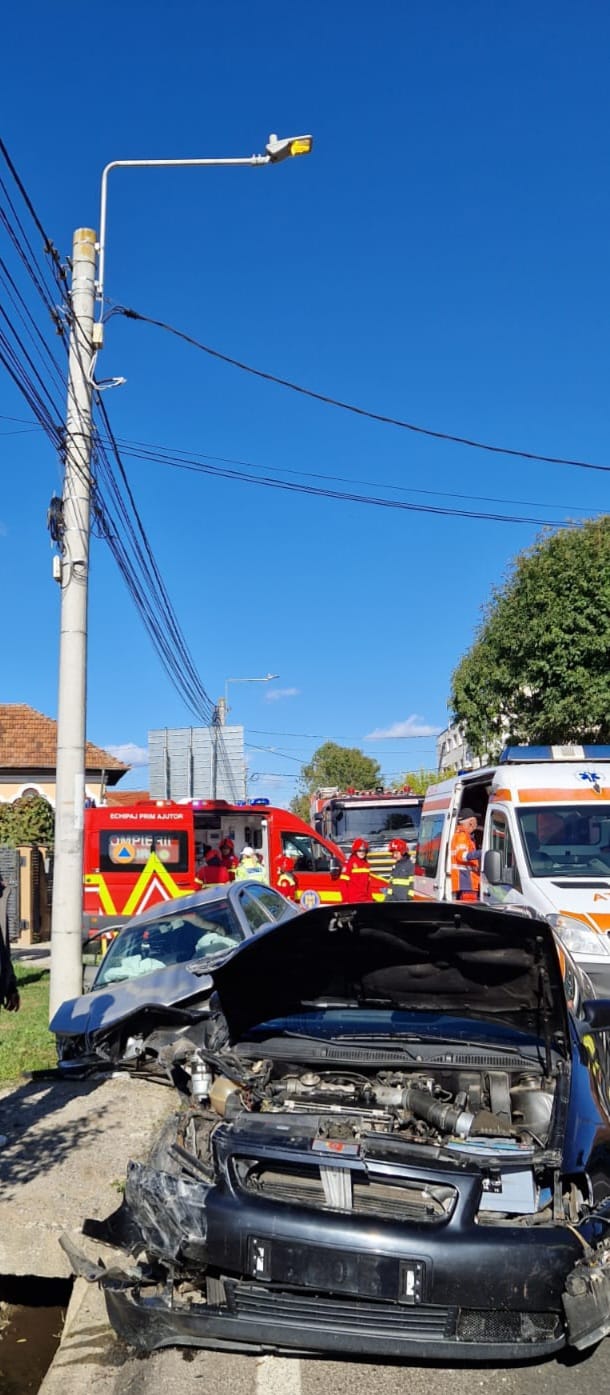 Impact violent între două mașini