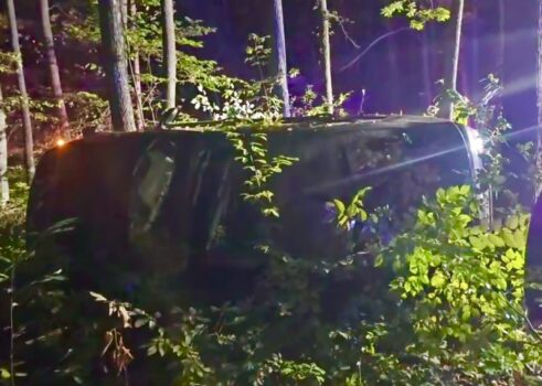 Accident grav, lângă Pitești! Mașină, praf, răsturnată în pădure!