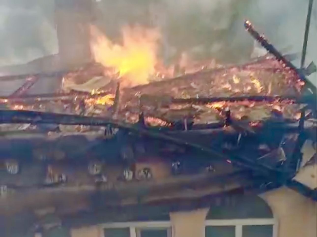 Incendiu de proporții, în curs de desfășurare, în Argeș!