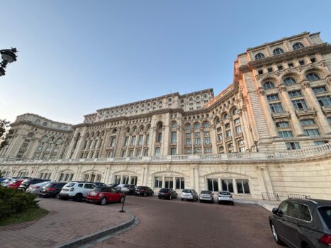 Parlamentul ,,arde” milioane: Curent cât pentru 4.200 apartamente!