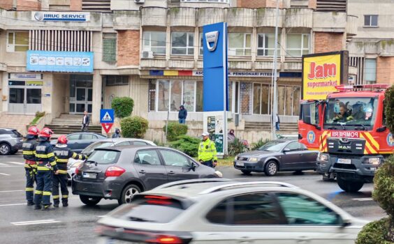 Accident într-o zonă intens circulată din Pitești – 2 persoane asistate