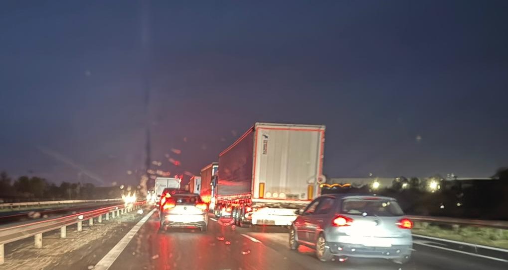 Accident pe A1, la Căteasca: Roți de camion desprinse, trei vehicule lovite!