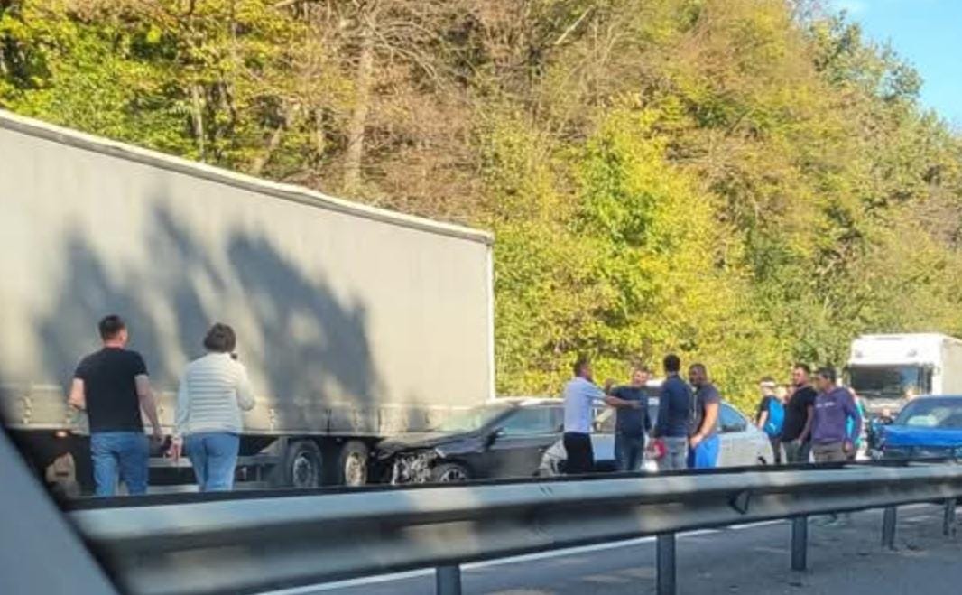 Trafic blocat pe A1, spre Pitești: Accident cu un mastodont