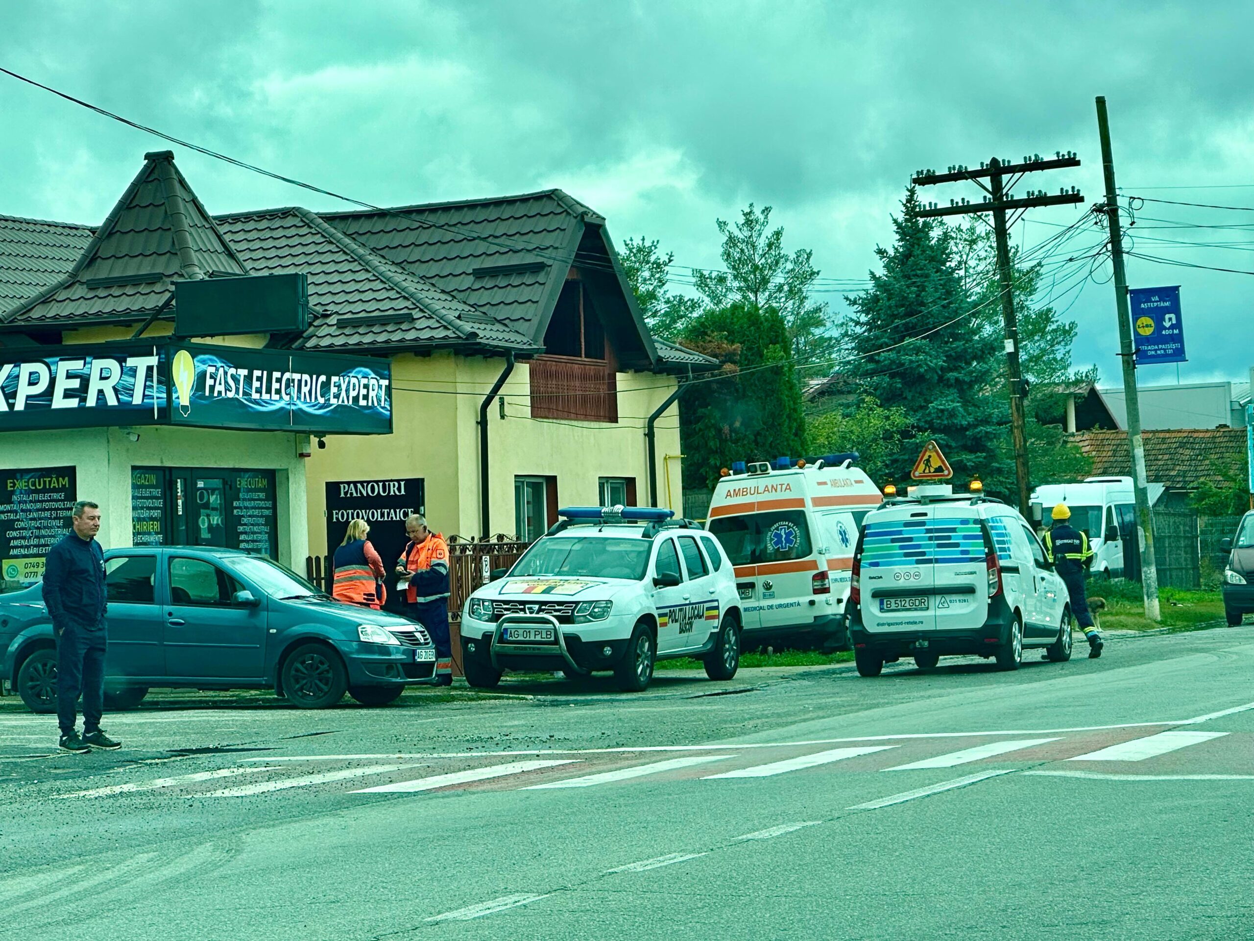 Accident lângă Primăria Bascov! O mașină a intrat într-o țeavă de gaze