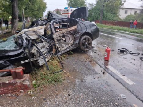 Argeș. Tânăr de 22 de ani, mort după ce s-a izbit cu BMW-ul de un copac