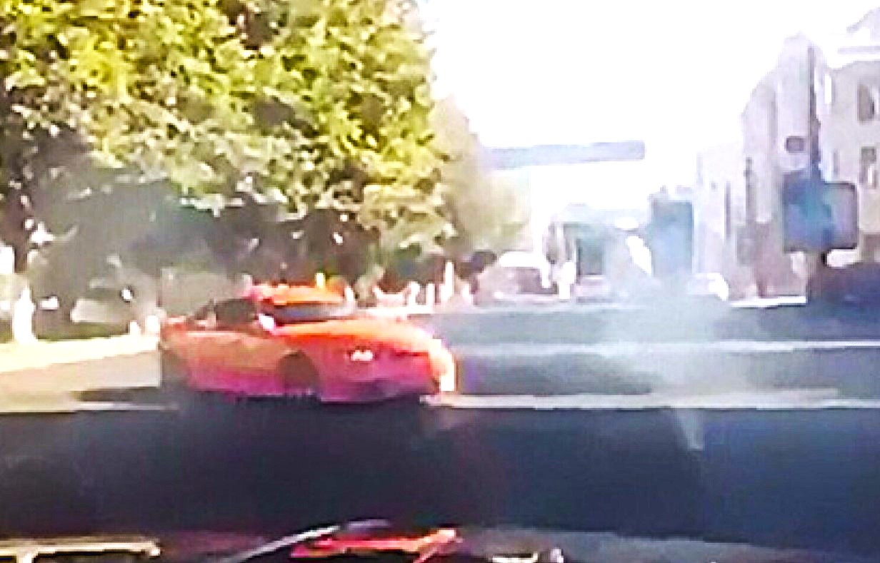 Nebunie în trafic, la Pitești: Șofer de 18 ani, drifturi în Prundu, în plină zi