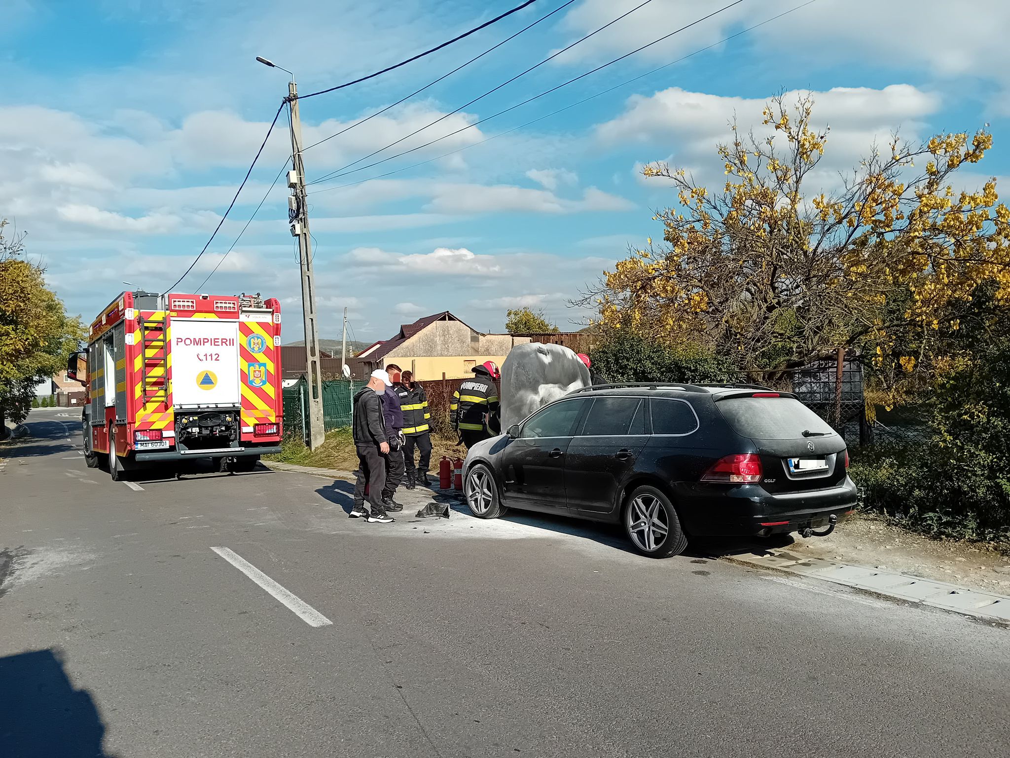 Argeș: I-a luat foc mașina lângă biserică