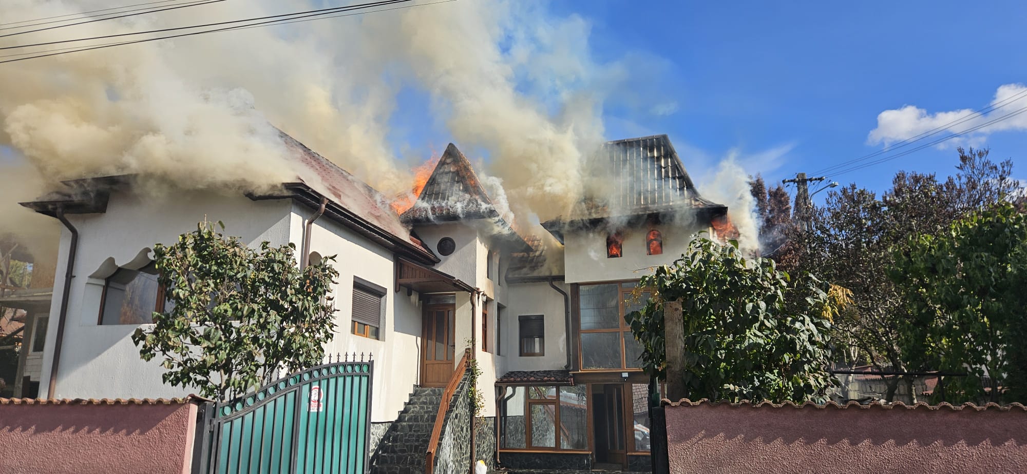 Argeș: Vilă în flăcări, femeie rănită
