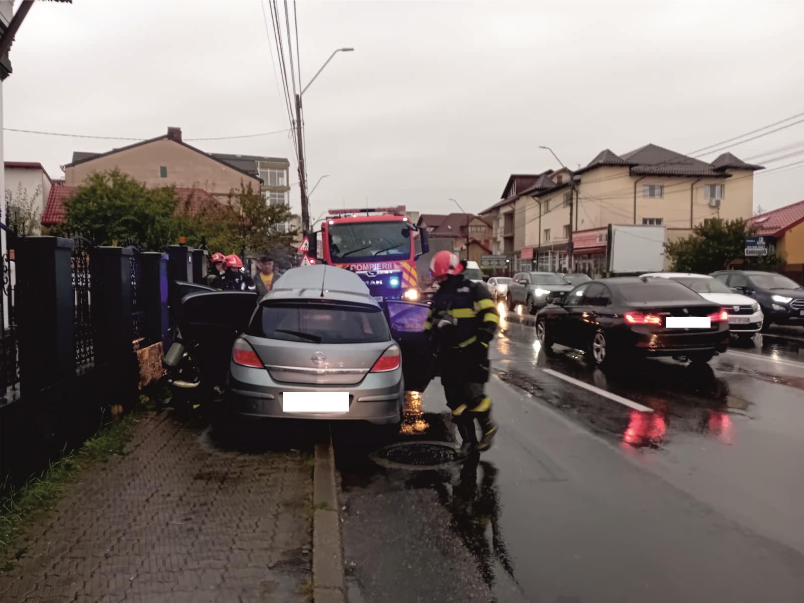 Pitești: Intervenție de urgență! O mașină a luat foc în trafic, în Nord
