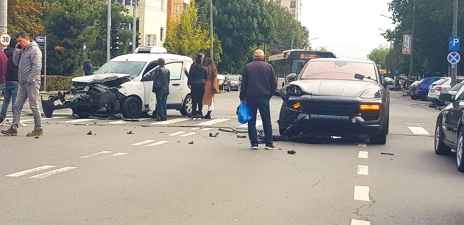 Pitești: Mașini făcute praf în Trivale! Bolid Porsche implicat