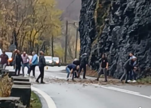 Căderi de pietre pe Valea Oltului! Șoferii au degajat singuri drumul